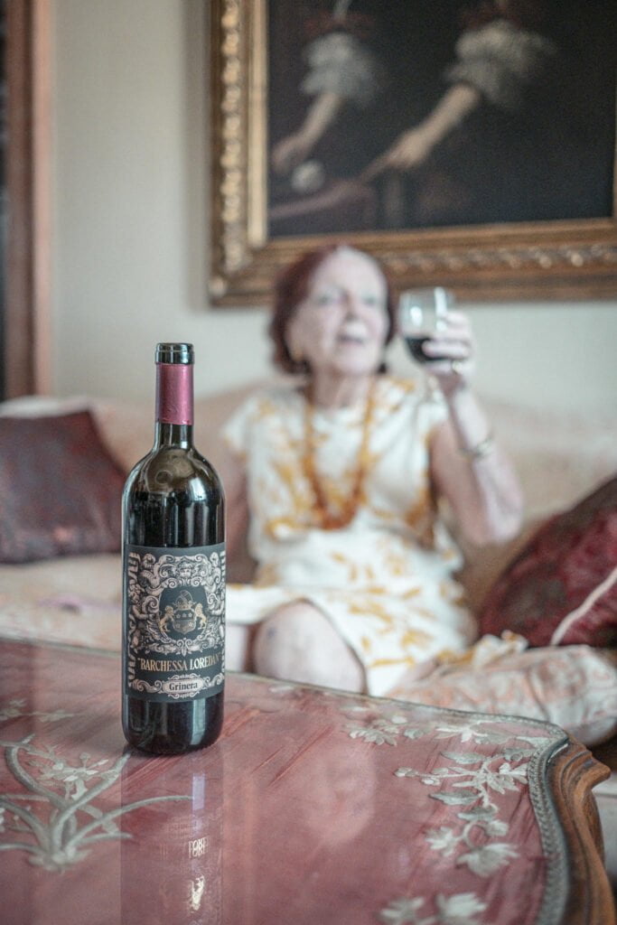 La Contessa Nicoletta Moretti degli Adimari assapora un calice del vino rosso Grinera, prodotto dalla Cantina Barchessa Loredan a partire da uve Merlot IGT Colli Trevigiani.